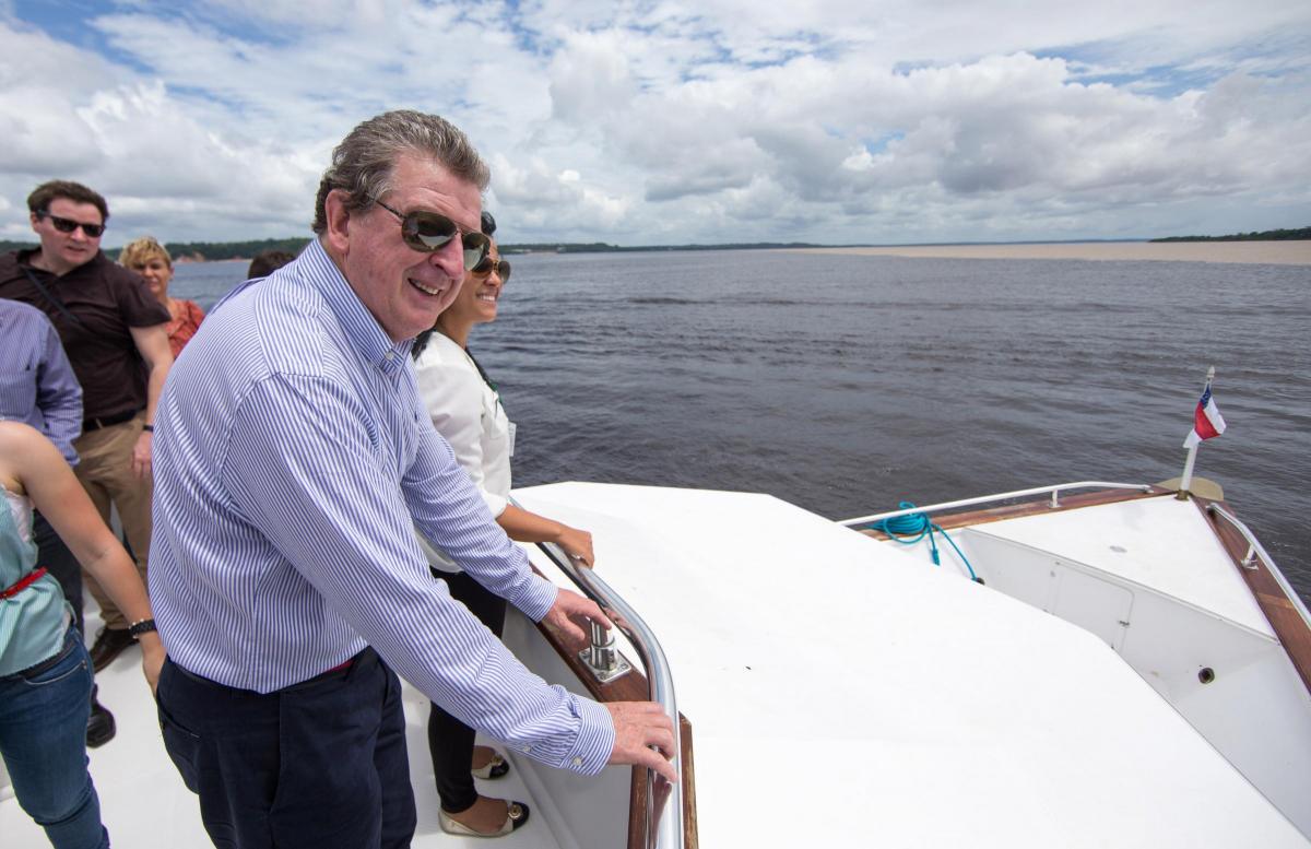The England boss experiences the "meeting of waters" during a boat trip, to see the confluence of the Solimoes and the Negro rivers at the Brazilian city of Manaus in central Amazonas (Photo by Jonne Roriz/The FA via Getty Images)