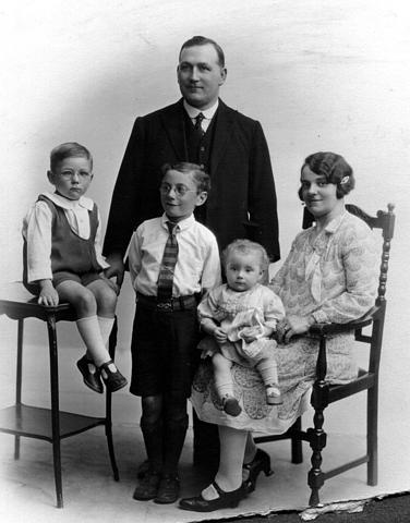 This Is Local London: Alison Sinclair's grandparents and their children, including her mum