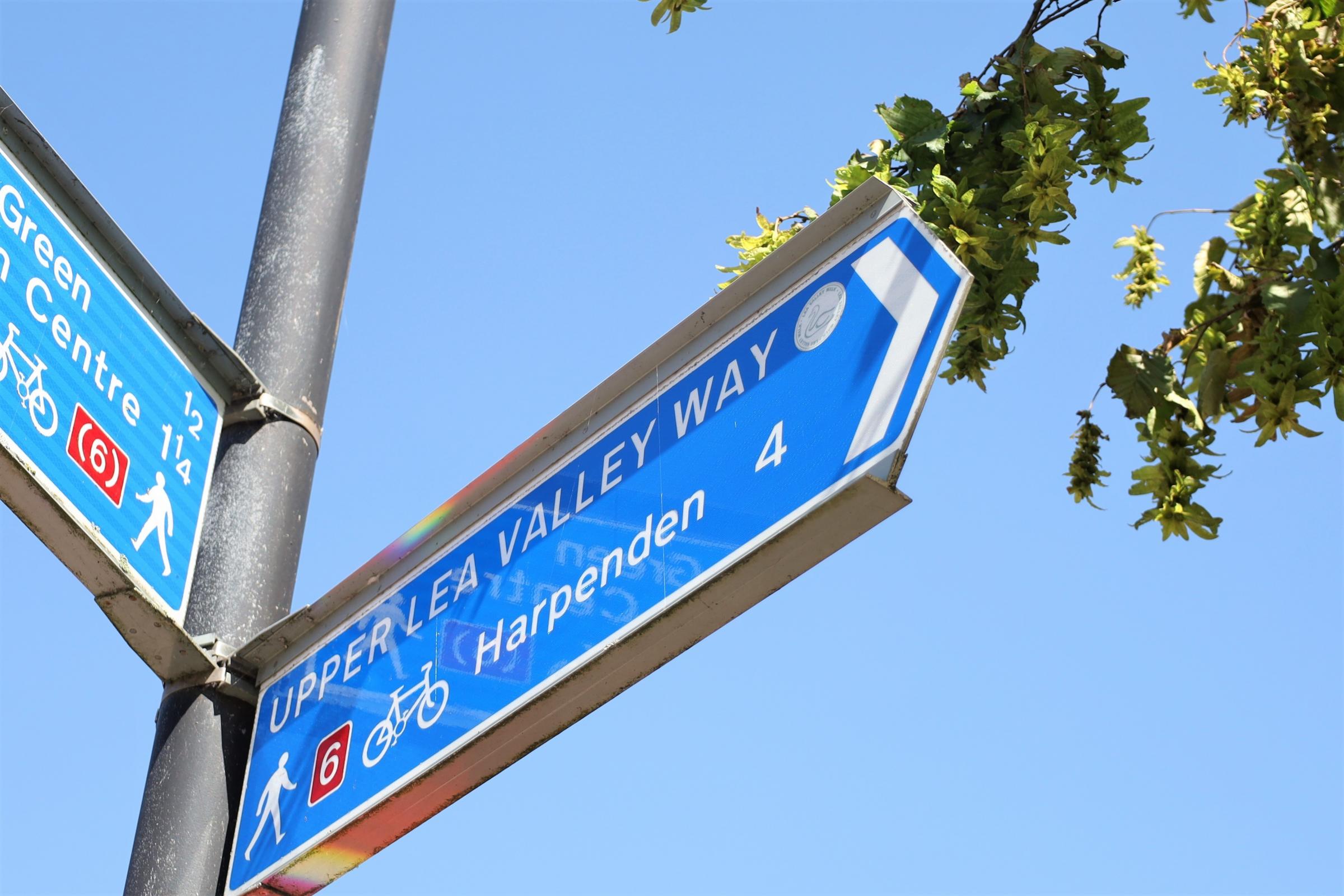 An Upper Lea Valley Way sign towards Harpenden, Hertfordshire. Credit: Will Durrant/LDRS