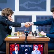 Magnus Carlsen and Hans Niemann shaking hands before the game