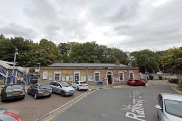 Lewisham Ladywell station: Person in hospital after being hit by train
