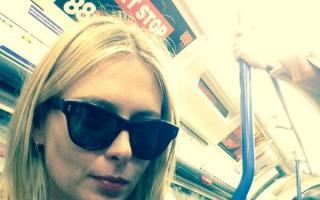 Now you see her.... well actually, no-one did. Maria Sharapova takes selfie on the Tube